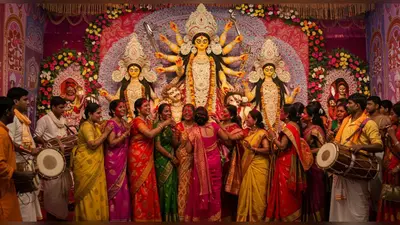 यूपी: भव्य पंडाल में सिंदूर खेला, ढोल नगाड़ों संग मां दुर्गा की विदाई यात्रा हुई वायरल