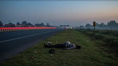 अलीगढ़ दुर्घटना: हाइवे पर पंजाब के लोडर चालक को अज्ञात वाहन ने टक्कर मारी, हुई मौत