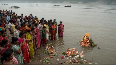 उटंगन नदी में मूर्ति विसर्जन बना मौत का खेल: तीन युवकों की लाशें मिलीं, 9 लापता, ग्रामीणों में भारी गुस्सा और प्रशासन पर सवाल