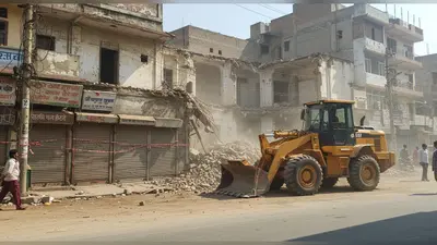 बरेली बवाल का असर: नफीस के बरातघर पर चला बुलडोजर, मौलाना तौकीर के मददगार फरहत की दुकानें सील