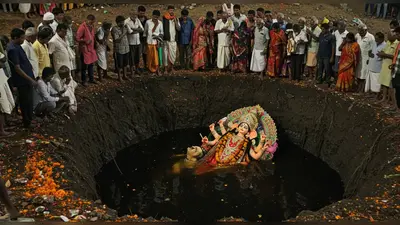 अवैध खनन के जानलेवा गड्ढे: मूर्ति विसर्जन बना मौत का कुआँ, कितनों की जान गई, अधिकारी बेखबर, ग्रामीण आक्रोशित