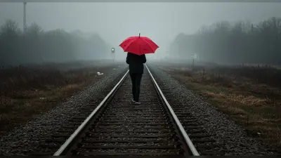 ट्रेन की पटरी पर छाता लेकर चलना क्यों जानलेवा? वायरल हुई इस घटना की असली वजह जान हैरान रह जाएंगे आप!