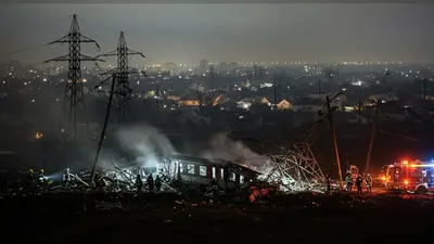 यूक्रेन में पैसेंजर ट्रेन और पावर ग्रिड पर रूस का बड़ा हमला, 50 हजार से ज्यादा घर अंधेरे में डूबे, दर्जनों घायल