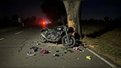 अंबेडकरनगर में भीषण सड़क हादसा: पार्टी से लौट रहे दो दोस्तों की मौत, तेज रफ्तार बाइक पेड़ से टकराई