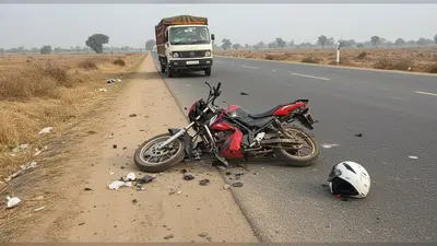 रायबरेली में भीषण सड़क हादसा: डीसीएम की चपेट में आने से दो दोस्तों की दर्दनाक मौत, उछलकर गिरा हेलमेट