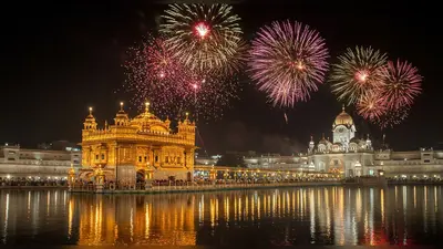 स्वर्ण मंदिर में गुरु रामदास जी के प्रकाश पर्व पर एक लाख दीयों की जगमगाहट, हेलीकॉप्टर से हुई पुष्पवर्षा