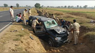 फतेहपुर में भीषण सड़क हादसा: टायर फटने से स्कॉर्पियो खाई में गिरी, 4 की मौत, 5 को बचाया गया