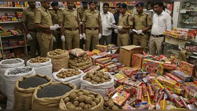 कानपुर में बारूद का बड़ा जखीरा! दुकानों में मिले सुतली बम और पटाखे, 12 लोग हिरासत में, सुरक्षा पर उठे गंभीर सवाल