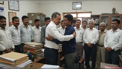 यूपी: एसडीएम और बाबू ने गले मिलकर खत्म किया बड़ा विवाद, पिटाई के आरोपों पर शांत हुआ आंदोलन!