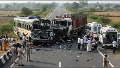 कर्नाटक में भीषण सड़क हादसा: बस-ट्रक की टक्कर में दो की मौत, 12 घायल