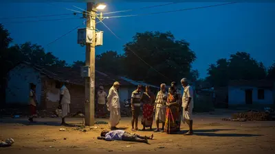 अमेठी में हाईमास्ट लाइट बनी मौत का कारण: करंट लगने से अधेड़ की जान गई, तीन युवक बुरी तरह झुलसे