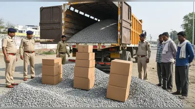 वाराणसी में पुलिस का बड़ा एक्शन: गिट्टी की आड़ में लाई जा रही 135 पेटी अवैध शराब जब्त, तीन गिरफ्तार