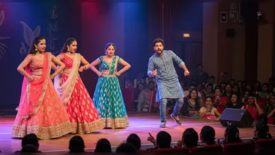 स्टेज पर लड़कियों के डांस के बीच लड़के ने की ऐसी हरकत, जिसने सबको चौंका दिया, वीडियो हुआ वायरल!