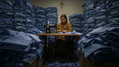 बदायूं: बच्चों की ड्रेस बनाकर फंसी युवती, भुगतान की जगह मिली ‘सजा’ – न्याय की आस में भटक रही कारीगर