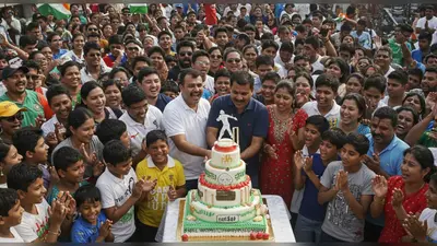अलीगढ़ में गूंजी ‘रिंकू-रिंकू’ की धुन, क्रिकेट स्टार का जन्मदिन धूम-धाम से मनाया गया