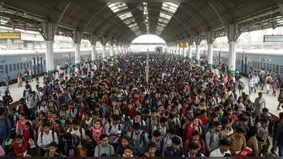 कानपुर सेंट्रल पर दिखा अनोखा नजारा: अधिकारी बनने की चाह में उमड़ी परीक्षार्थियों की भारी भीड़