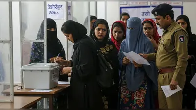 यूपी चुनाव: सपा का आरोप – ‘सिर्फ बुर्का पहनी महिलाओं की जांच आयोग के नियमों के खिलाफ’, जानें पूरा विवाद