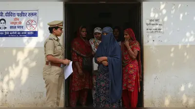 मतदान के दिन सिर्फ बुर्के वाली महिलाओं की जांच पर सपा का कड़ा एतराज, बताया निर्वाचन आयोग के नियमों के खिलाफ