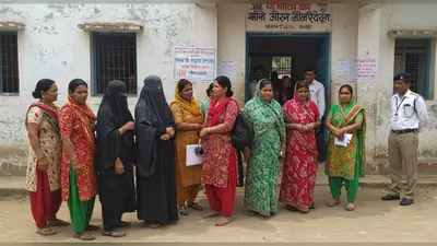 यूपी: मतदान के दिन बुर्के पर बवाल! सपा ने कहा- सिर्फ बुर्के वाली महिलाओं की जांच निर्वाचन आयोग के नियमों के खिलाफ