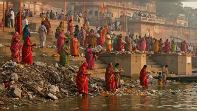 छठ पूजा 2025: काशी के 84 घाटों पर मलबे का अंबार, वेदी और अर्घ्य को लेकर भक्त परेशान