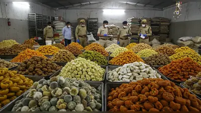 दिवाली से पहले यूपी में बड़ा खुलासा: 5000 किलो सड़ी मिठाई जब्त, खराब घी-खोवा से बन रही थी ज़हर!