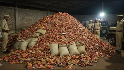 लखीमपुर खीरी में बारूद का रहस्य गहराया: 52 क्विंटल अवैध पटाखों की ज़ब्ती, आखिर कहां से आ रही है यह जानलेवा खेप?