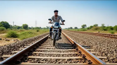 वायरल वीडियो: शख्स ने रोड की जगह ट्रेन की पटरी पर चलाई बाइक, लोग बोले ‘क्या नमूना है भाई!’