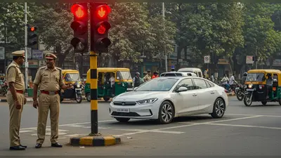 बिना ड्राइवर वाली कार ने तोड़ी लाल बत्ती, ट्रैफिक पुलिस हुई चकराई!
