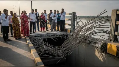 गाजीपुर में पुल की रेलिंग टूटी: वाहन गिरने की आशंका से सहमे लोग, पुलिस CCTV खंगालने में जुटी