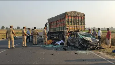 कासगंज में रफ्तार का कहर: बेकाबू ट्रक ने कार को रौंदा, चालक की मौके पर ही दर्दनाक मौत; चार लोग गंभीर घायल