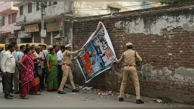 कन्नौज में विवादित होर्डिंग: पुलिस ने तुरंत हटाए, अखिलेश यादव ने भी किया ट्वीट, सियासी पारा हाई!