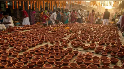 प्रयागराज: दिवाली पर मिट्टी के दीयों की बढ़ी मांग, पुरानी परंपरा को मिला नया जीवन
