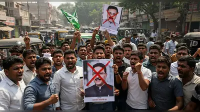 संभल में सपा विधायक इकबाल महमूद के बयान पर बवाल, ई-रिक्शा चालकों का उग्र प्रदर्शन, फोटो पर लगाया क्रास का निशान
