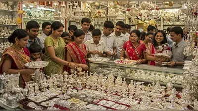 सोने और चांदी की कीमतों में भारी गिरावट, धनतेरस पर सिल्वर की खरीदारी में 40% तक की जोरदार तेजी