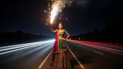 लहंगा-चोली में हाईवे पर लड़की ने जलाया रॉकेट, वीडियो वायरल: ‘हमार वाली जनुआ तो बम फोड़तिया…’