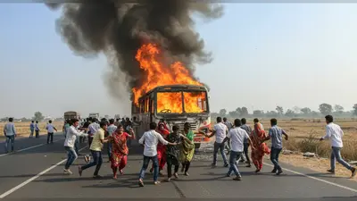 आगरा-दिल्ली हाईवे पर धू-धू कर जली दौड़ती बस, तीन यात्री झुलसे; यात्रियों में मची चीख-पुकार