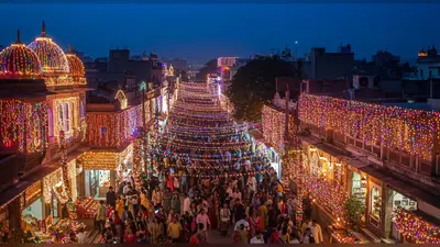 दिवाली 2025: बरेली में खुशियों का सैलाब, रंग-बिरंगी रोशनी से जगमगा उठा पूरा शहर!