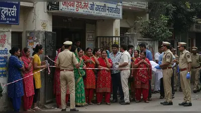 लखनऊ: गेस्ट हाउस में युवक का शव मिलने से हड़कंप, हत्या का आरोप लगाकर परिवार का हंगामा, पुलिस जांच में जुटी