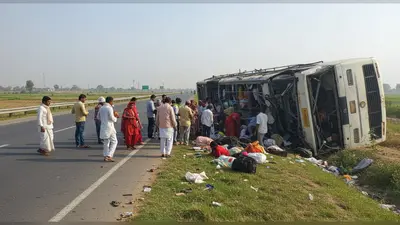 पीलीभीत में भीषण सड़क हादसा: बरेली-हरिद्वार हाईवे पर बस पलटने से युवती की मौत, 20 से अधिक श्रद्धालु घायल