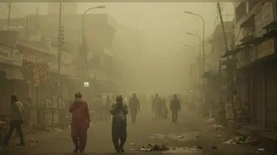 दिवाली के बाद यूपी की हवा में घुला ‘ज़हर’: इन 3 ज़िलों में सबसे ख़राब हालात, राजधानी का AQI भी चिंताजनक