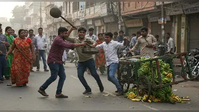 आगरा: केले के ठेले पर भयंकर झगड़ा, बांट-तराजू बने हथियार, सड़क पर मारपीट का वीडियो वायरल