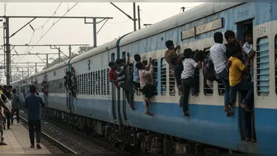 कानपुर: पूर्वांचल की ट्रेनों में ‘मौत का सफर’, पैर रखने की जगह नहीं; गेट पर लटककर जान जोखिम में डाल रहे यात्री