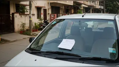 गलत जगह पार्किंग पर भड़का पड़ोसी का गुस्सा: कार के कांच पर रखी चिट्ठी हुई वायरल!