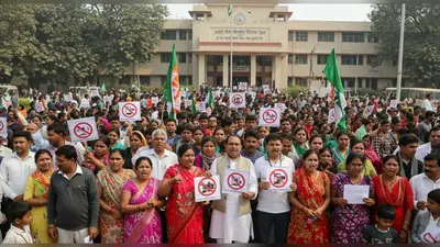 यूपी के स्कूलों में बच्चों की डिजिटल हाजिरी पर बवाल: 1 नवंबर से हर जिला मुख्यालय पर प्रदर्शन
