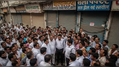 मेरठ में व्यापारियों का प्रचंड गुस्सा: अफसरों को घेरा, नारेबाजी, सेंट्रल मार्केट अनिश्चितकाल के लिए बंद