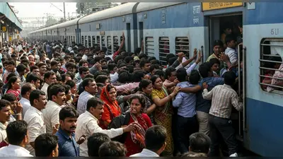 ट्रेन में चढ़ने के लिए धक्का-मुक्की: वायरल वीडियो ने खोली भारतीय रेलवे की पोल, यात्री कर रहे हैं जद्दोजहद!