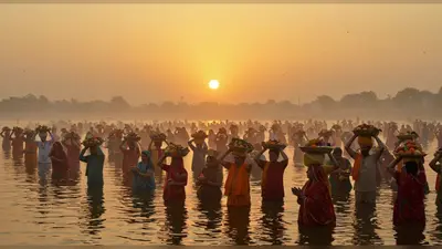 कानपुर में ‘उगह हे सूरज देव भेल भिनसरवा…’ गाते हुए उगते सूर्य को अर्घ्य, भक्तों ने ऐसे किया छठ व्रत का पारण