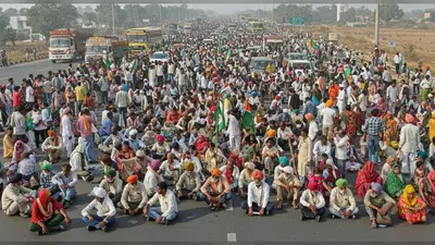 नागपुर में किसानों का प्रदर्शन, हाईवे जाम:CM बोले- बातचीत से हल निकालें, आंदोलन से नहीं; किसानों की कर्ज माफी की मांग
