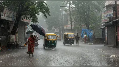 उत्तर प्रदेश में मोंथा तूफान का भीषण असर: आज 17 जिलों में भारी बारिश, 31 जनपदों में तेज हवा की चेतावनी
