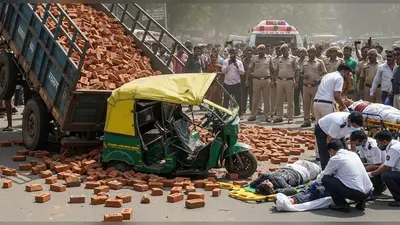 मुरादाबाद में ईंटों से लदी ट्रैक्टर-ट्रॉली ई-रिक्शे पर पलटी: 2 की मौत, 2 गंभीर हालत में